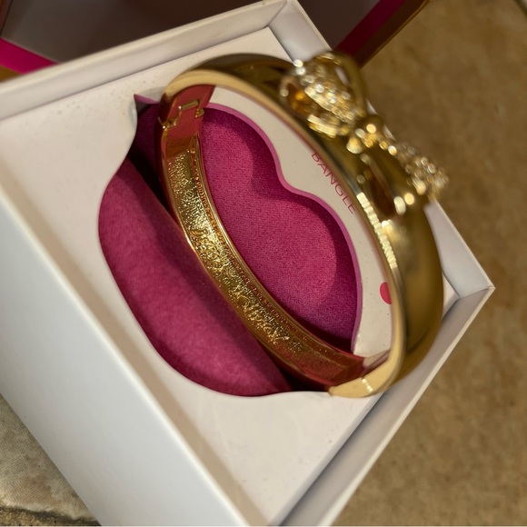 Betsey Johnson gold bow tie bangle bracelet - Picture 2 of 5